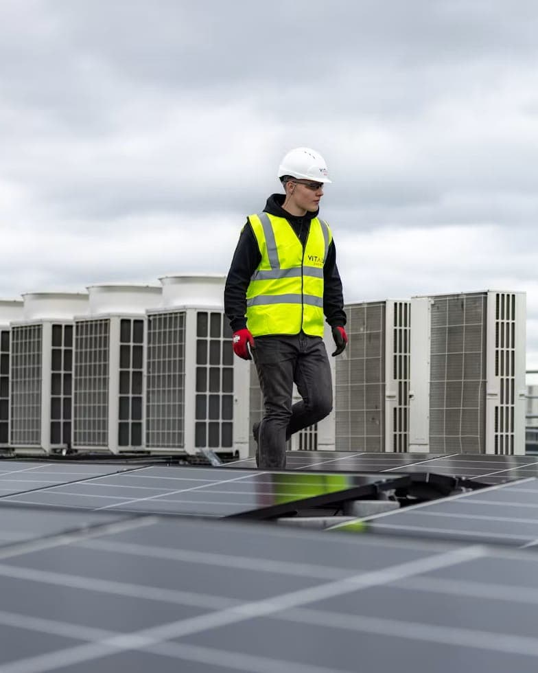 Monter przy jednostce zewnętrznej klimatyzatora